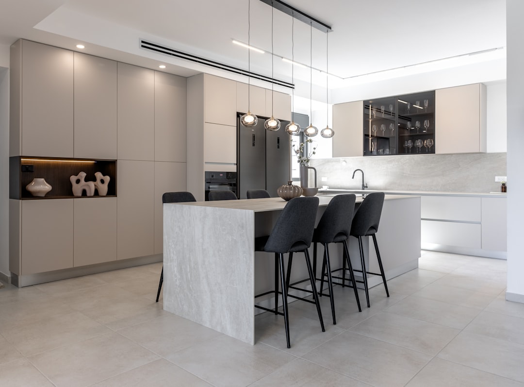 embark modern-kitchen-with-island-and-bar-stools-kskxj4m8jmi